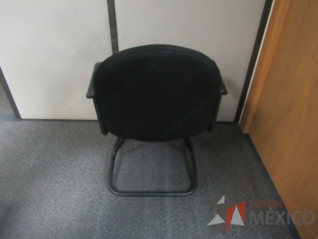 Lote 585 - 6 Sillas tipo trineo,con descansabrazos fijo,asiento y respaldo en tela color negro - Imagen 3