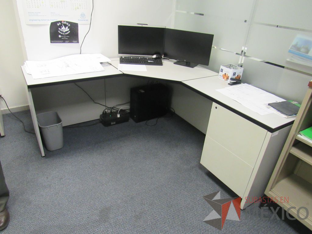 Lote 591 - 3 Escritorios en escuadra para 1 persona, 3 sillas tipo trineo y mesa de apoyo con cubierta color beige
