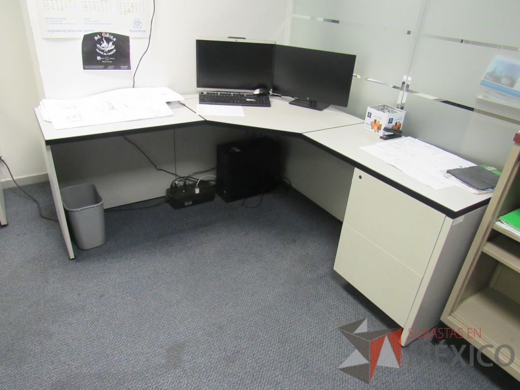 Lote 591 - 3 Escritorios en escuadra para 1 persona, 3 sillas tipo trineo y mesa de apoyo con cubierta color beige - Imagen 4