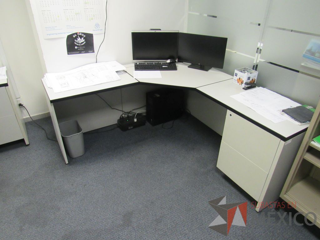 Lote 591 - 3 Escritorios en escuadra para 1 persona, 3 sillas tipo trineo y mesa de apoyo con cubierta color beige - Imagen 5