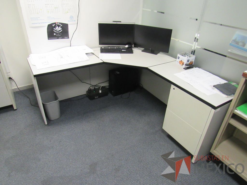 Lote 591 - 3 Escritorios en escuadra para 1 persona, 3 sillas tipo trineo y mesa de apoyo con cubierta color beige - Imagen 2