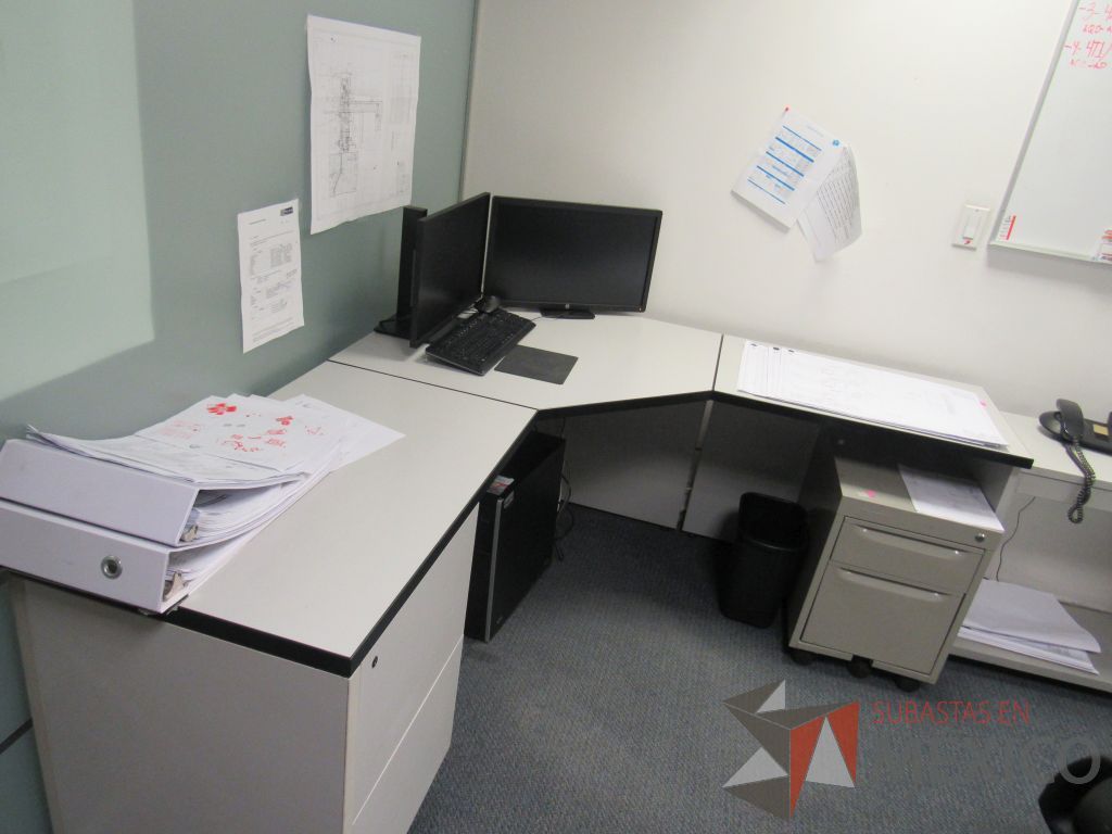 Lote 591 - 3 Escritorios en escuadra para 1 persona, 3 sillas tipo trineo y mesa de apoyo con cubierta color beige - Imagen 8