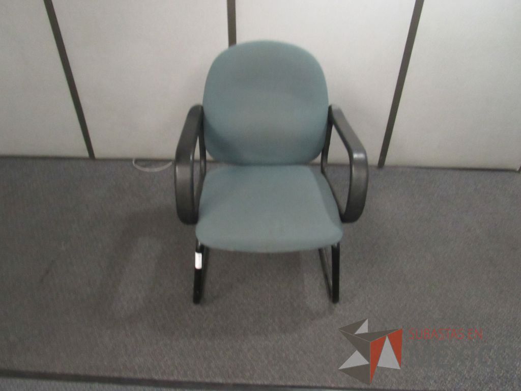Lote 591 - 3 Escritorios en escuadra para 1 persona, 3 sillas tipo trineo y mesa de apoyo con cubierta color beige - Imagen 3