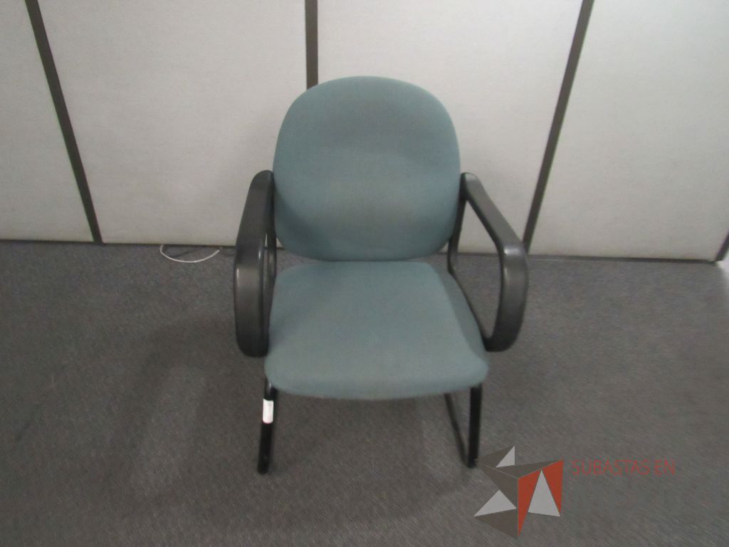 Lote 591 - 3 Escritorios en escuadra para 1 persona, 3 sillas tipo trineo y mesa de apoyo con cubierta color beige - Imagen 6