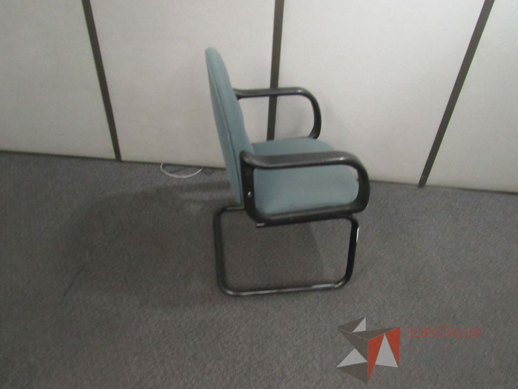 Lote 591 - 3 Escritorios en escuadra para 1 persona, 3 sillas tipo trineo y mesa de apoyo con cubierta color beige - Imagen 7