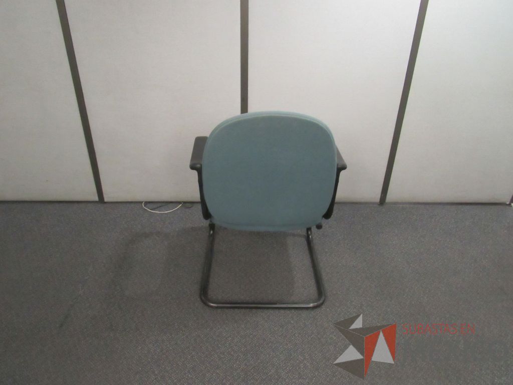 Lote 591 - 3 Escritorios en escuadra para 1 persona, 3 sillas tipo trineo y mesa de apoyo con cubierta color beige - Imagen 9