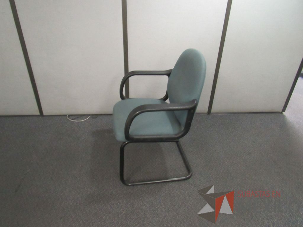 Lote 591 - 3 Escritorios en escuadra para 1 persona, 3 sillas tipo trineo y mesa de apoyo con cubierta color beige - Imagen 10