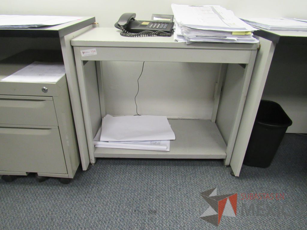Lote 591 - 3 Escritorios en escuadra para 1 persona, 3 sillas tipo trineo y mesa de apoyo con cubierta color beige - Imagen 11