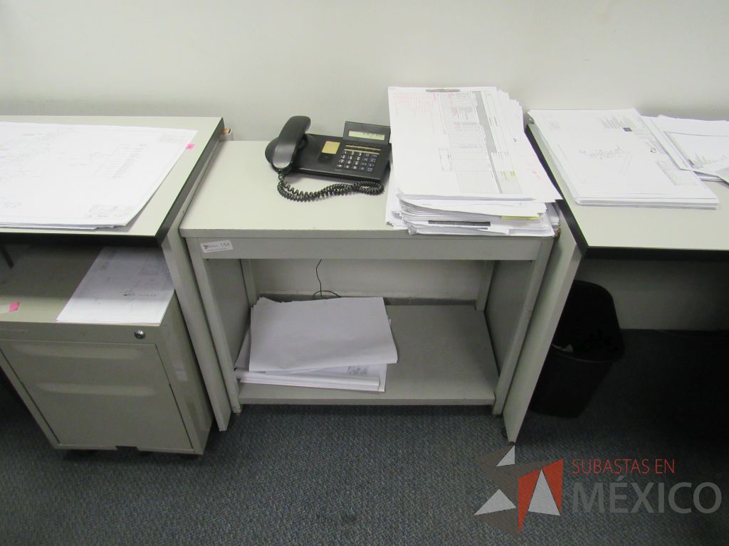 Lote 591 - 3 Escritorios en escuadra para 1 persona, 3 sillas tipo trineo y mesa de apoyo con cubierta color beige - Imagen 13