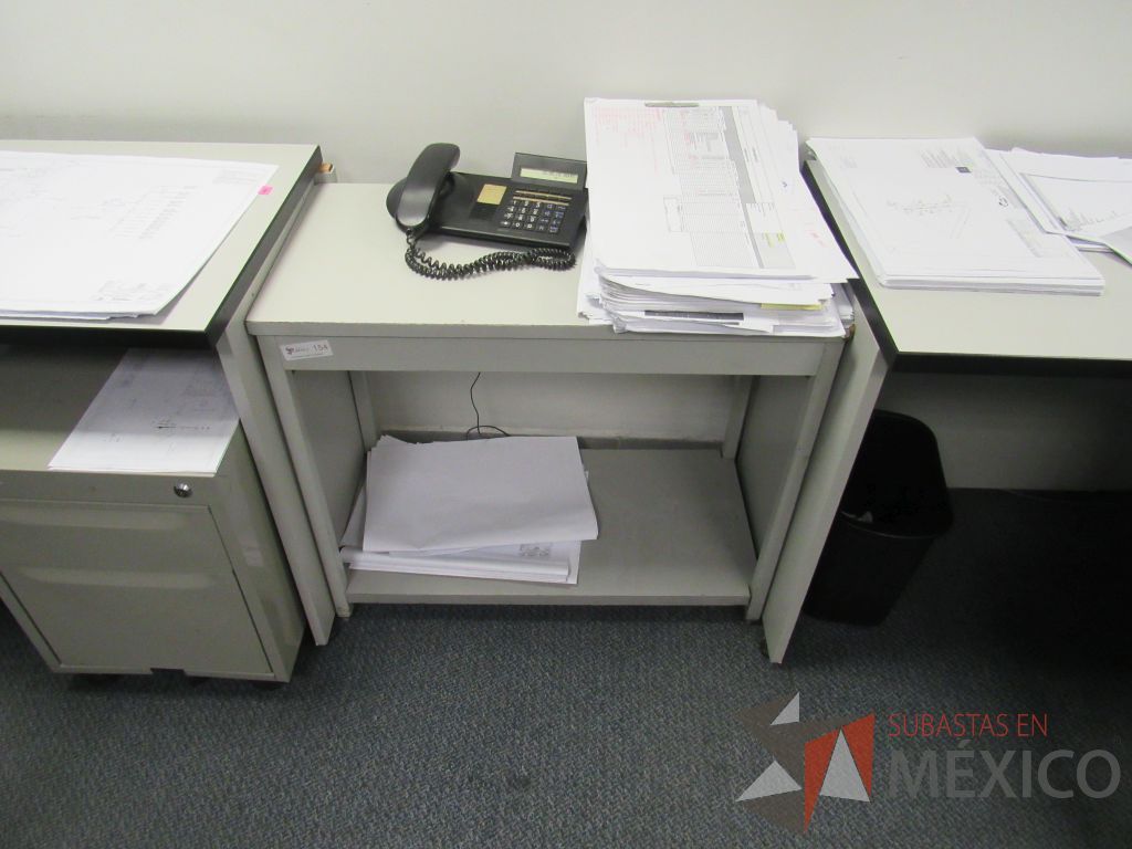 Lote 591 - 3 Escritorios en escuadra para 1 persona, 3 sillas tipo trineo y mesa de apoyo con cubierta color beige - Imagen 14