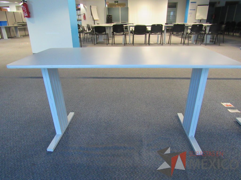 Lote 246 - 4 Mesas de trabajo para 1 persona cn cubierta color beige,con base de metal - Imagen 2