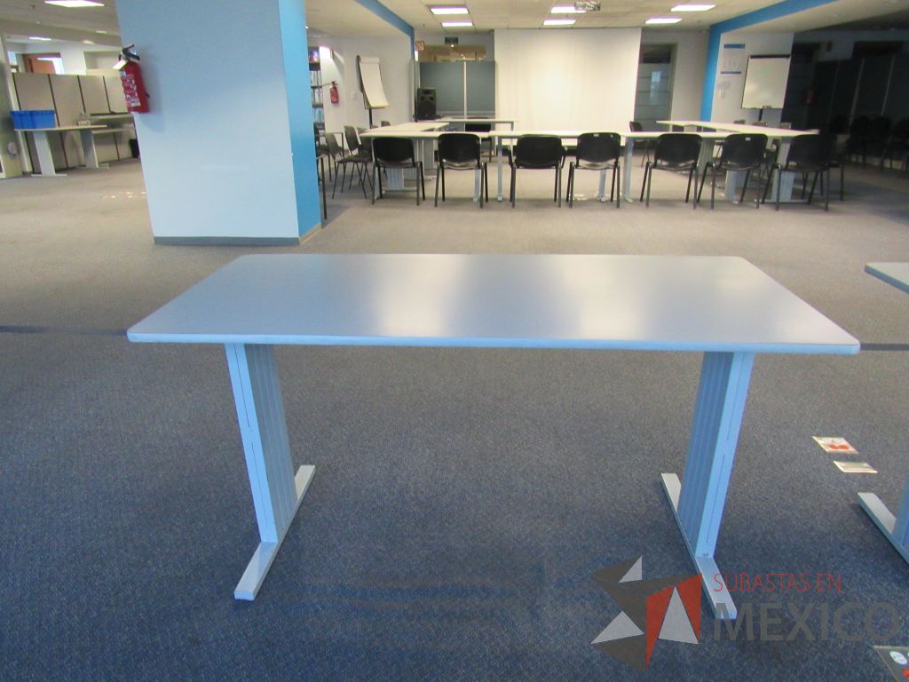 Lote 246 - 4 Mesas de trabajo para 1 persona cn cubierta color beige,con base de metal