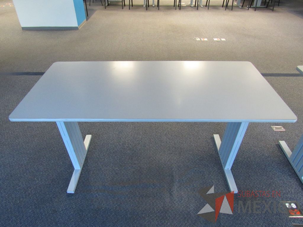 Lote 246 - 4 Mesas de trabajo para 1 persona cn cubierta color beige,con base de metal - Imagen 4