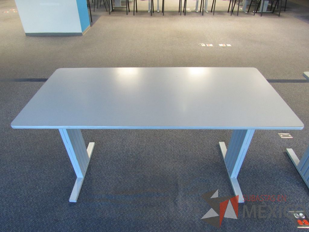 Lote 246 - 4 Mesas de trabajo para 1 persona cn cubierta color beige,con base de metal - Imagen 5