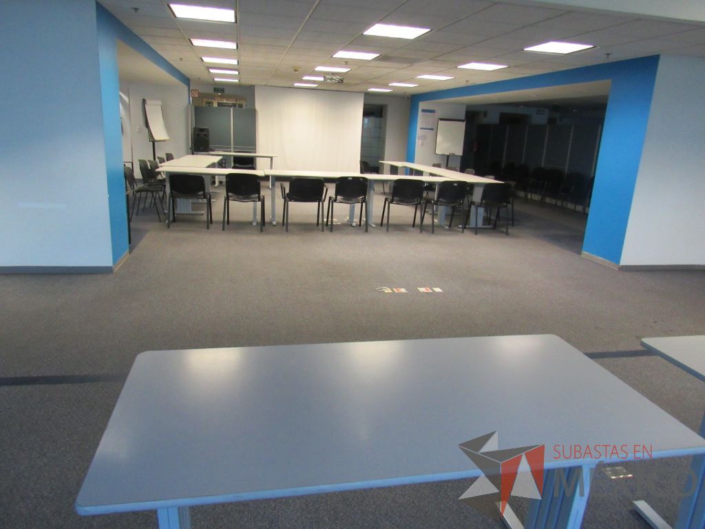 Lote 246 - 4 Mesas de trabajo para 1 persona cn cubierta color beige,con base de metal - Imagen 6