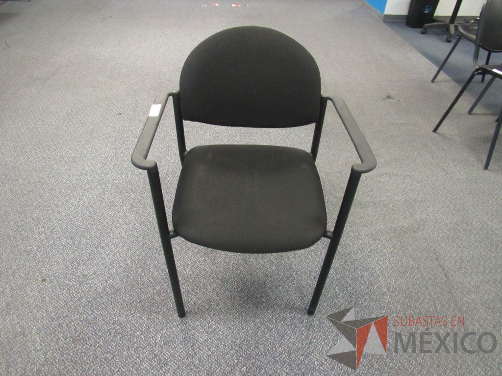 Lote 608 - 10 Sillas fijas,con descansabrazos fijo,con asiento y respaldo en tela color negro - Imagen 2
