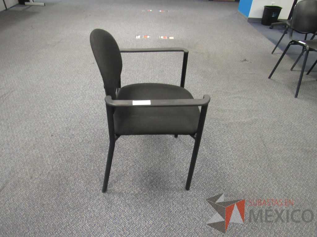 Lote 608 - 10 Sillas fijas,con descansabrazos fijo,con asiento y respaldo en tela color negro - Imagen 3