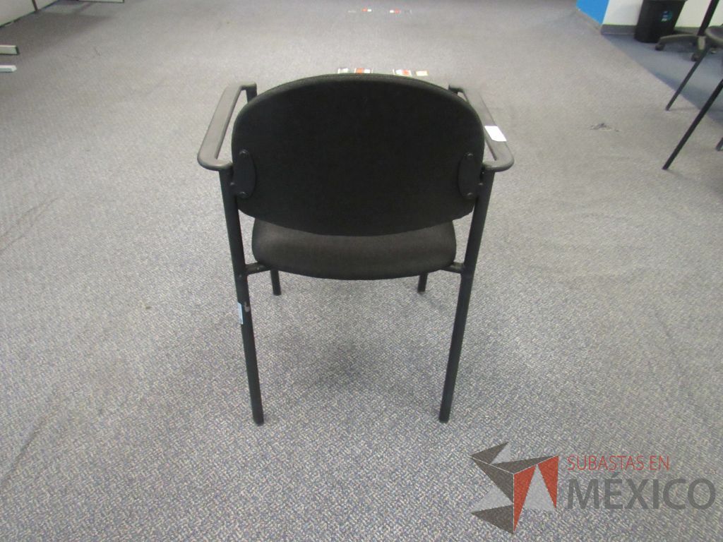 Lote 608 - 10 Sillas fijas,con descansabrazos fijo,con asiento y respaldo en tela color negro - Imagen 4