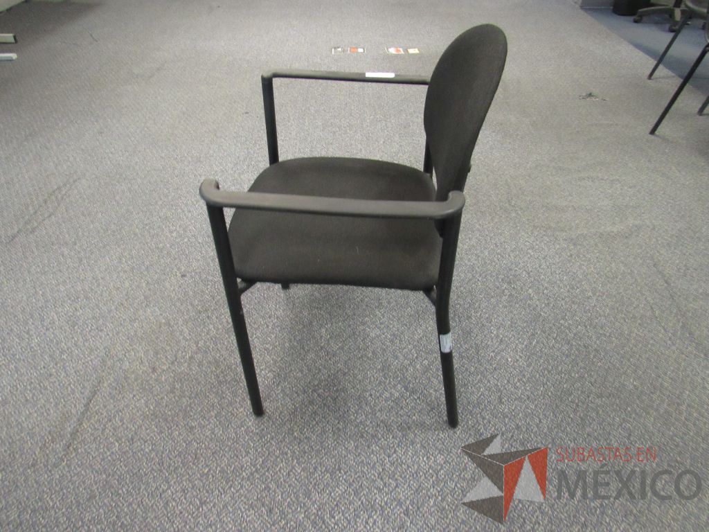 Lote 608 - 10 Sillas fijas,con descansabrazos fijo,con asiento y respaldo en tela color negro - Imagen 5