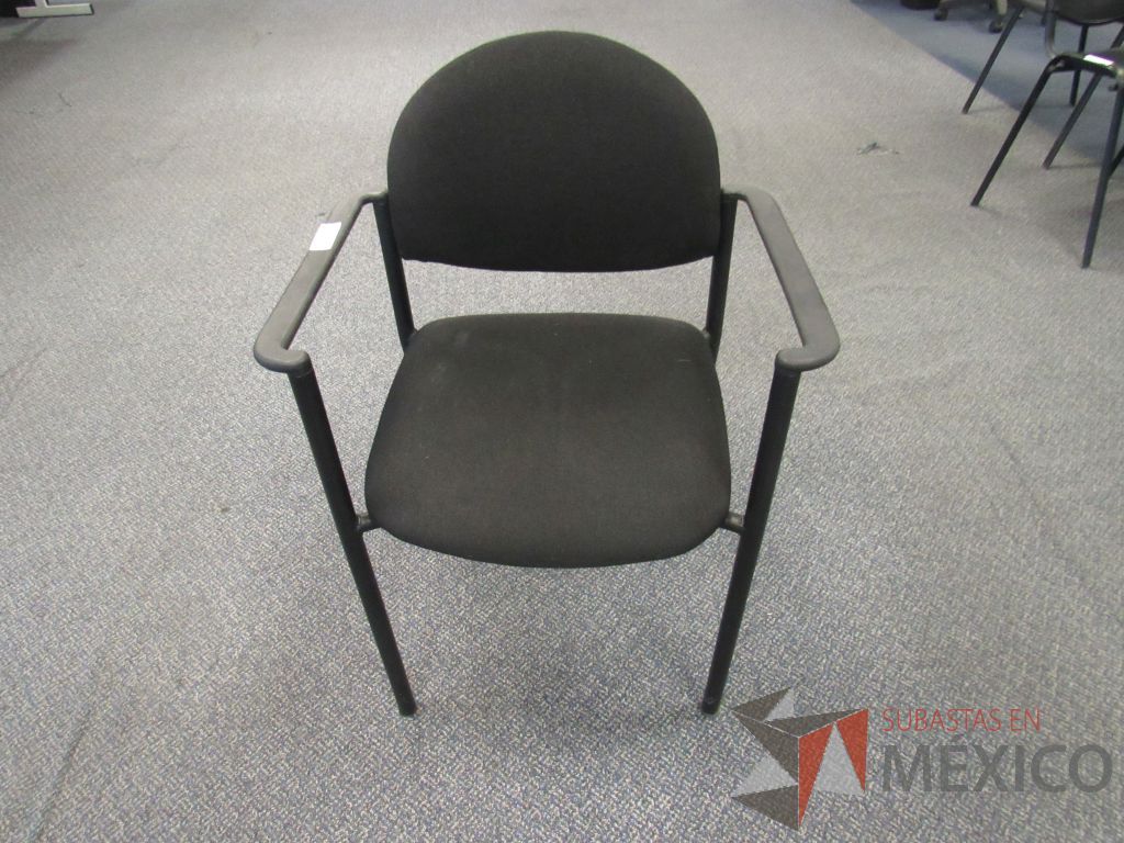 Lote 608 - 10 Sillas fijas,con descansabrazos fijo,con asiento y respaldo en tela color negro - Imagen 6
