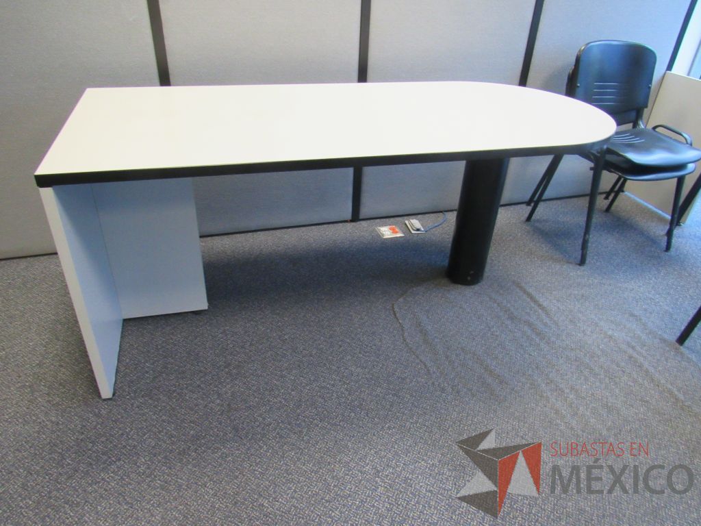 Lote 254 - Mesa de trabajo tipo bala para 1 persona,con cubierta color beige