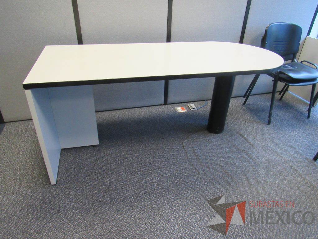 Lote 254 - Mesa de trabajo tipo bala para 1 persona,con cubierta color beige - Imagen 2