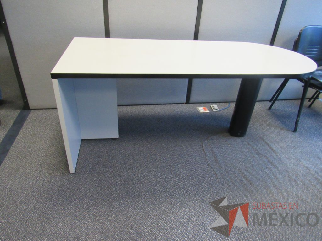 Lote 254 - Mesa de trabajo tipo bala para 1 persona,con cubierta color beige - Imagen 3