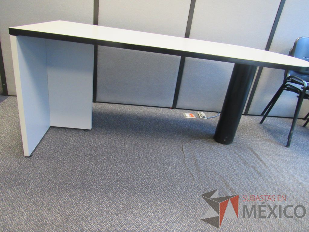 Lote 254 - Mesa de trabajo tipo bala para 1 persona,con cubierta color beige - Imagen 4