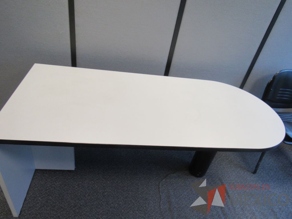 Lote 254 - Mesa de trabajo tipo bala para 1 persona,con cubierta color beige - Imagen 5