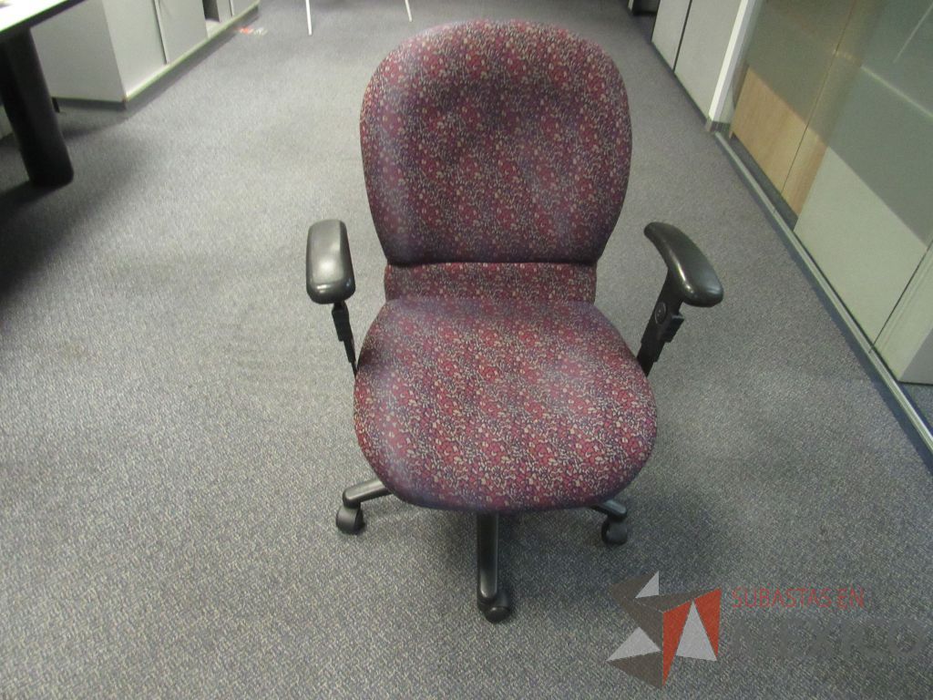 Lote 259 - 2 Sillas operativas con ruedas,con descansabrazos fijo,con asiento y respaldo en tela color morado
