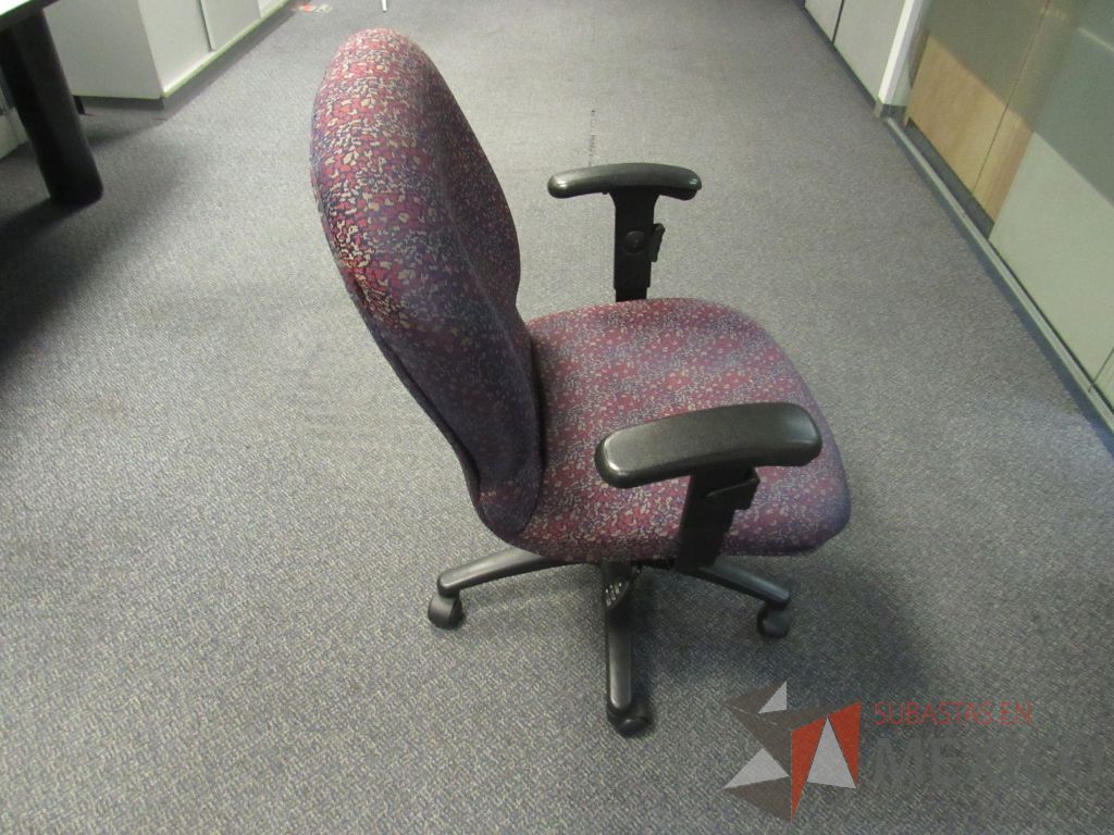 Lote 259 - 2 Sillas operativas con ruedas,con descansabrazos fijo,con asiento y respaldo en tela color morado - Imagen 2