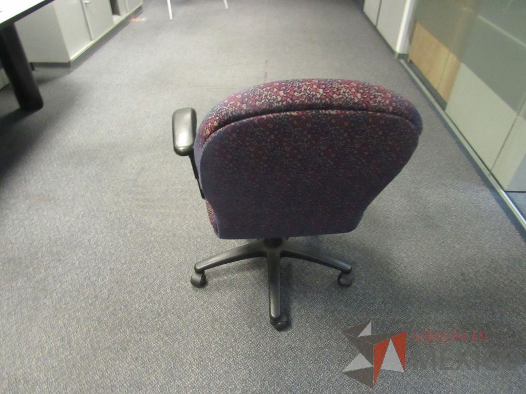 Lote 259 - 2 Sillas operativas con ruedas,con descansabrazos fijo,con asiento y respaldo en tela color morado - Imagen 3