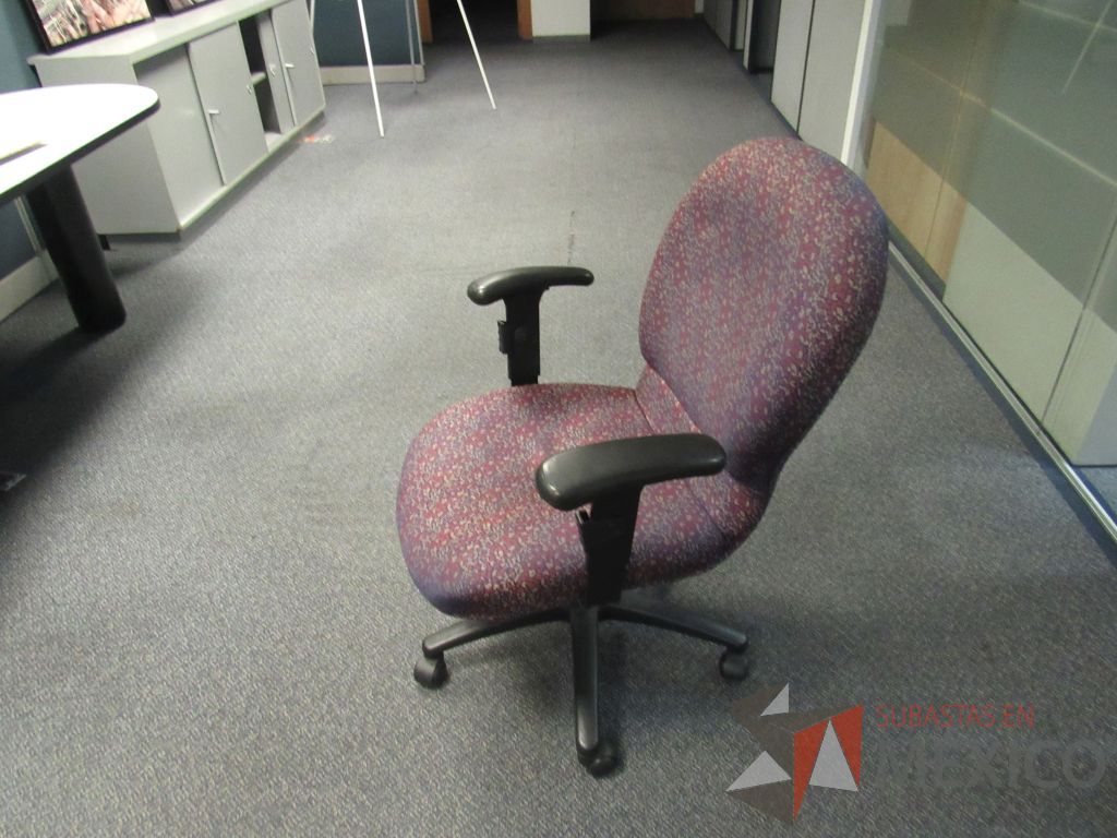 Lote 259 - 2 Sillas operativas con ruedas,con descansabrazos fijo,con asiento y respaldo en tela color morado - Imagen 4