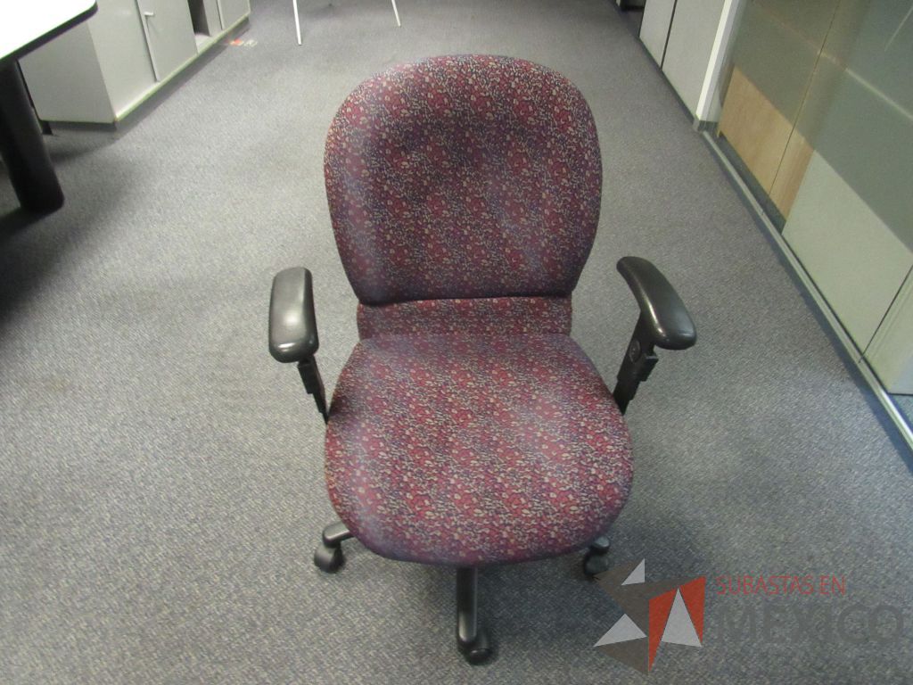 Lote 259 - 2 Sillas operativas con ruedas,con descansabrazos fijo,con asiento y respaldo en tela color morado - Imagen 5