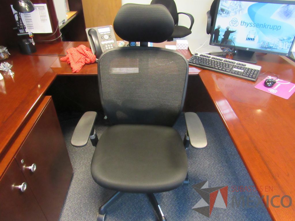 Lote 278 - Silla ejecutiva con ruedas,con descansabrazos fijo,con cabecera,con respaldo en malla y asiento en tela color negro