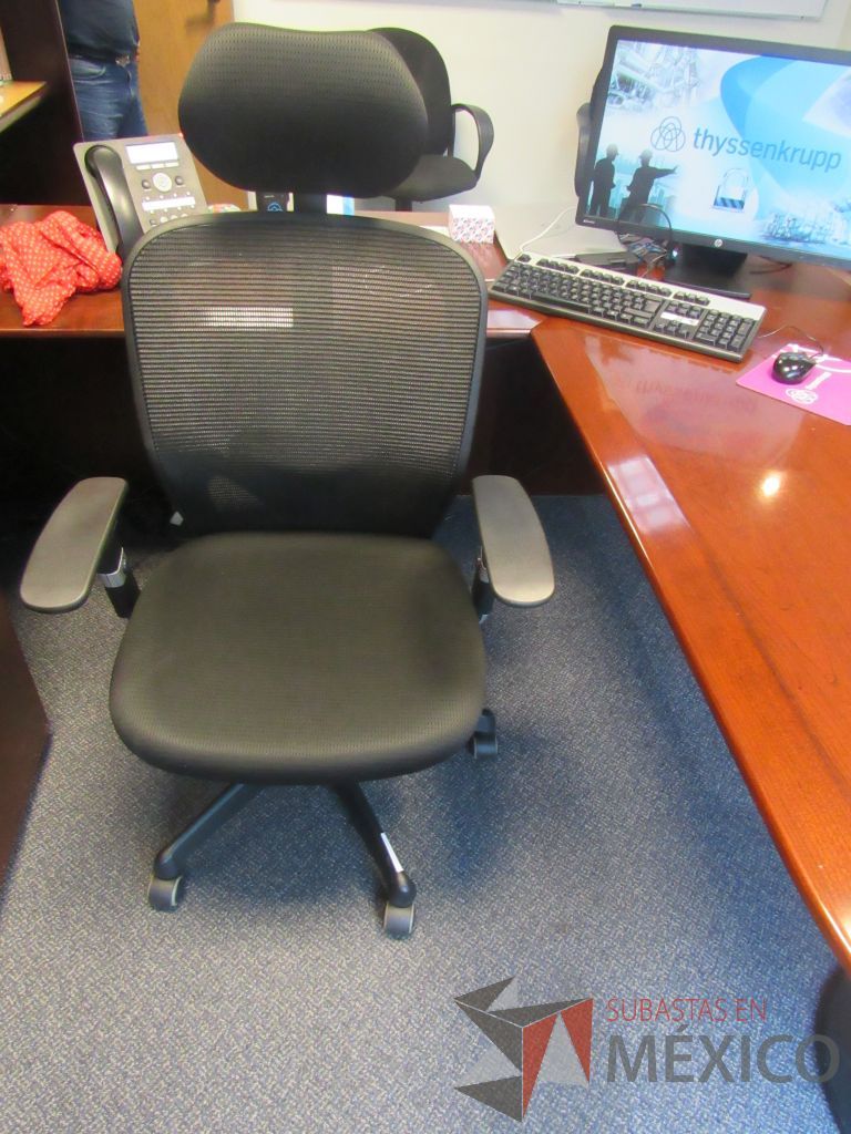 Lote 278 - Silla ejecutiva con ruedas,con descansabrazos fijo,con cabecera,con respaldo en malla y asiento en tela color negro - Imagen 2