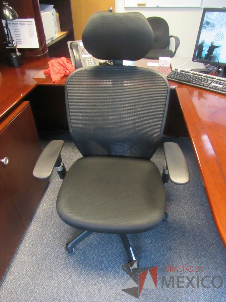 Lote 278 - Silla ejecutiva con ruedas,con descansabrazos fijo,con cabecera,con respaldo en malla y asiento en tela color negro - Imagen 3