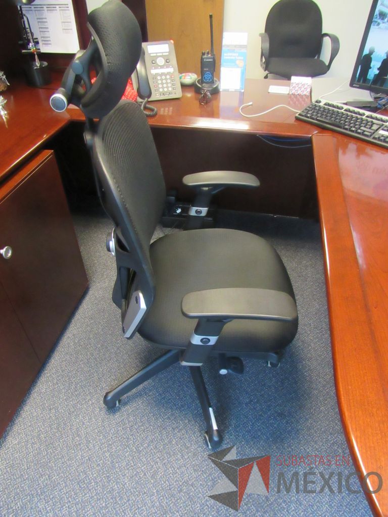 Lote 278 - Silla ejecutiva con ruedas,con descansabrazos fijo,con cabecera,con respaldo en malla y asiento en tela color negro - Imagen 4