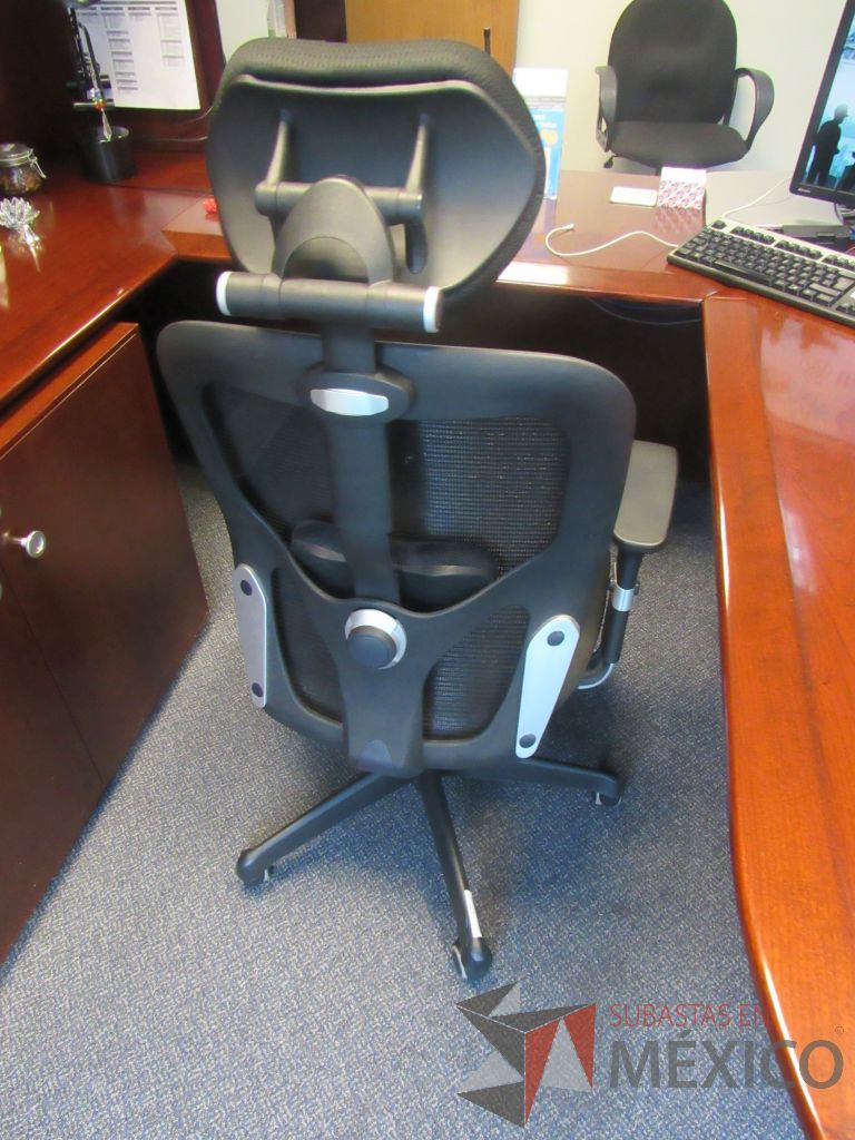 Lote 278 - Silla ejecutiva con ruedas,con descansabrazos fijo,con cabecera,con respaldo en malla y asiento en tela color negro - Imagen 5