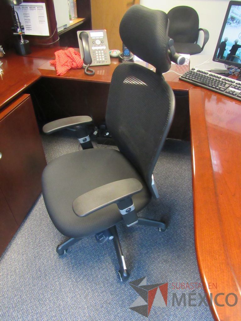 Lote 278 - Silla ejecutiva con ruedas,con descansabrazos fijo,con cabecera,con respaldo en malla y asiento en tela color negro - Imagen 6
