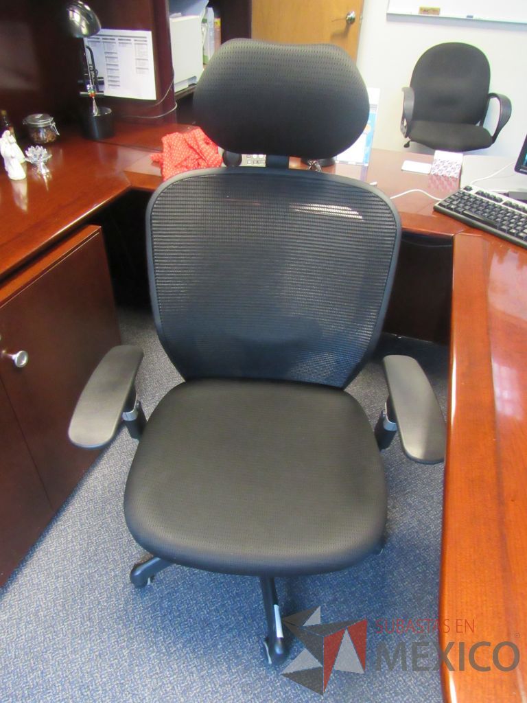 Lote 278 - Silla ejecutiva con ruedas,con descansabrazos fijo,con cabecera,con respaldo en malla y asiento en tela color negro - Imagen 7