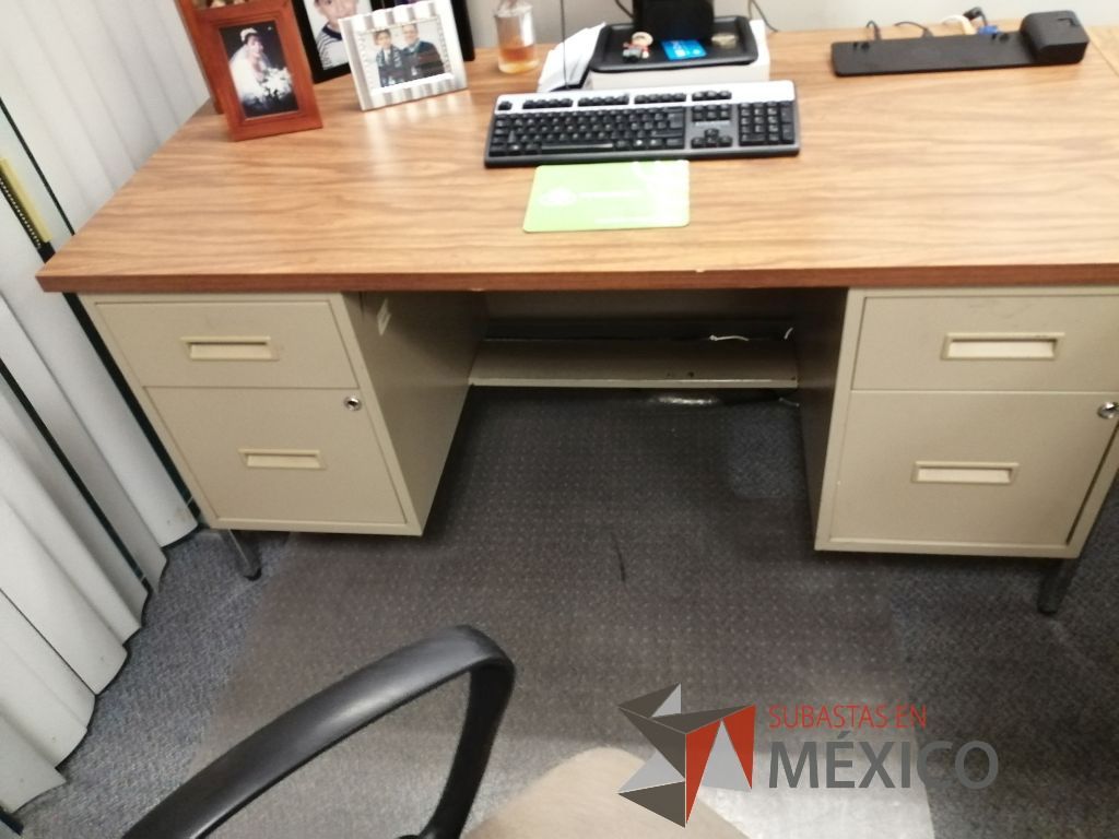 Lote 392 - Escritorio metálico con superficie de formaica