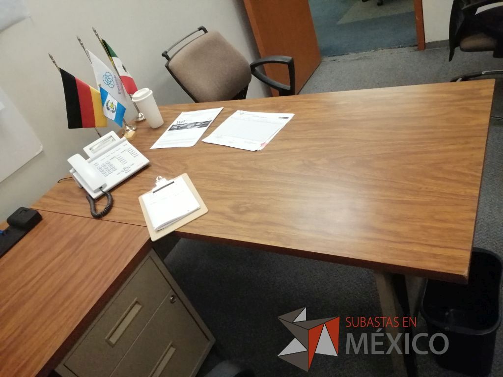 Lote 392 - Escritorio metálico con superficie de formaica - Imagen 2