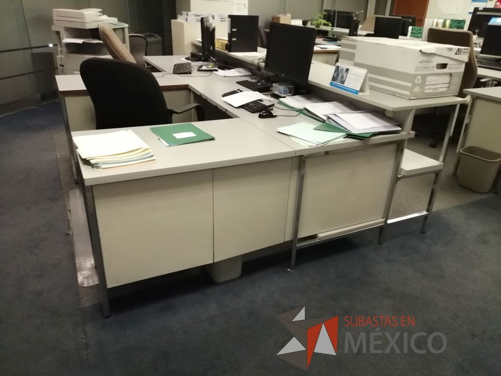 Lote 396 - Estación de trabajo para 2 personas conformado por 2 escritorios metálicos, 2 mesas laterales y 2 mesas de apoyo - Imagen 3