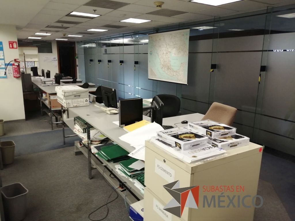 Lote 396 - Estación de trabajo para 2 personas conformado por 2 escritorios metálicos, 2 mesas laterales y 2 mesas de apoyo - Imagen 4