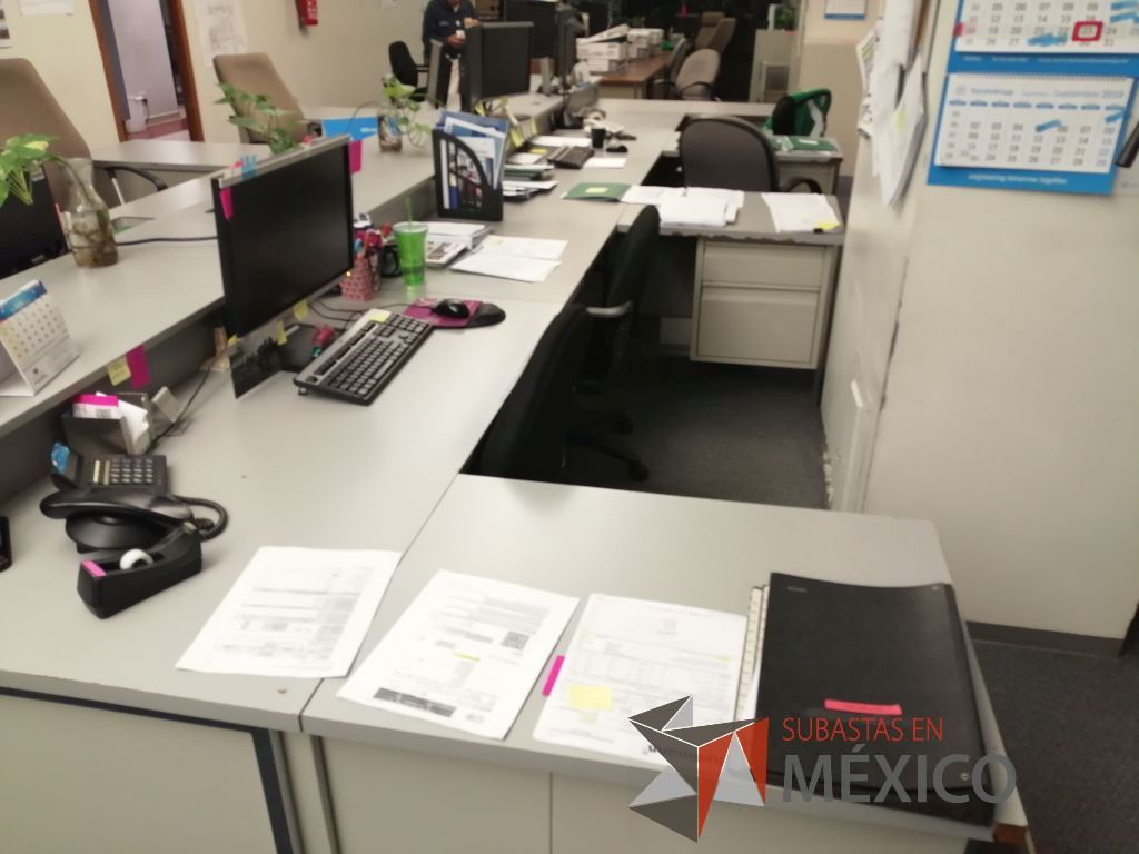 Lote 398 - Estación de trabajo para 8 personas conformado por 8 escritorios metálicos y 8 mesas laterales - Imagen 3
