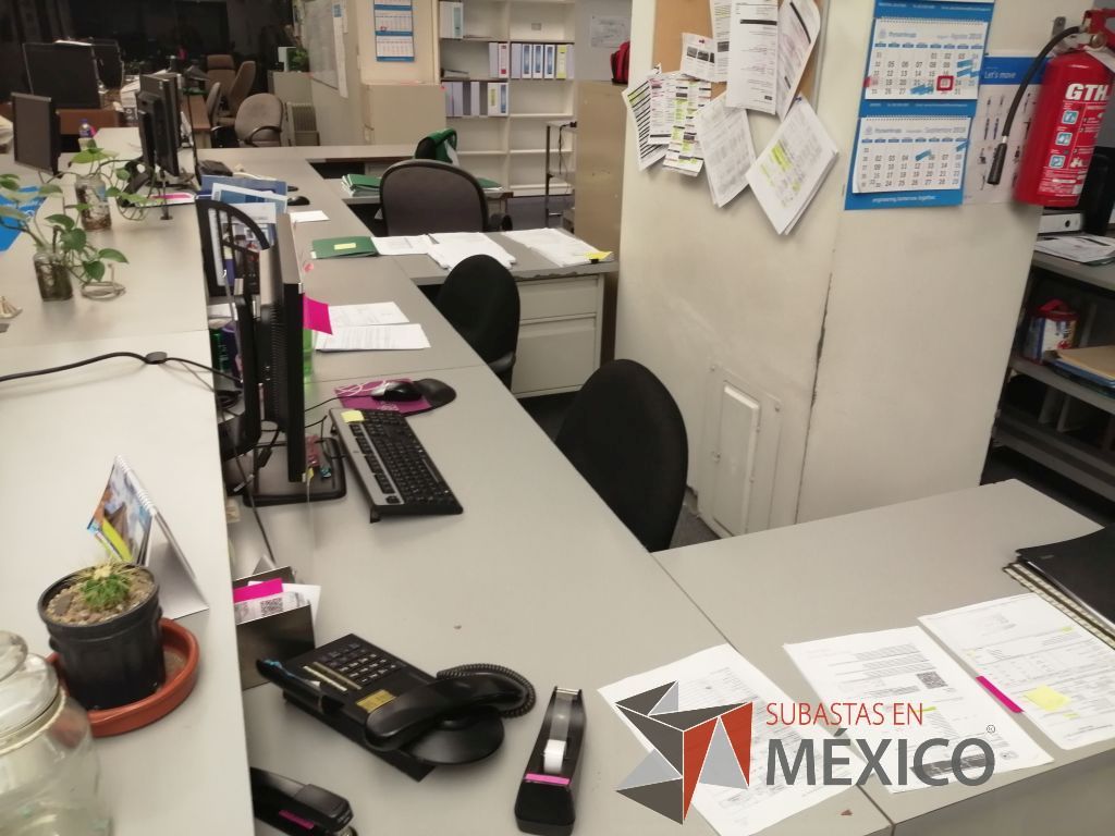 Lote 398 - Estación de trabajo para 8 personas conformado por 8 escritorios metálicos y 8 mesas laterales - Imagen 4