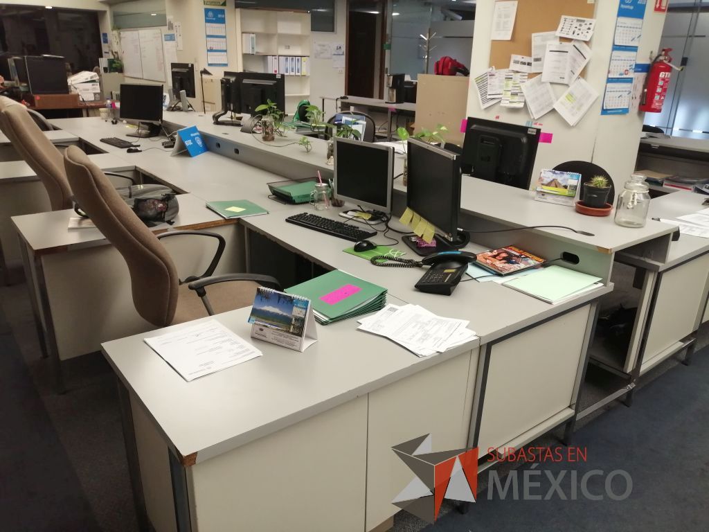 Lote 398 - Estación de trabajo para 8 personas conformado por 8 escritorios metálicos y 8 mesas laterales