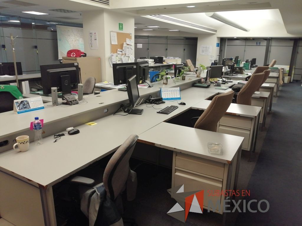 Lote 398 - Estación de trabajo para 8 personas conformado por 8 escritorios metálicos y 8 mesas laterales - Imagen 5