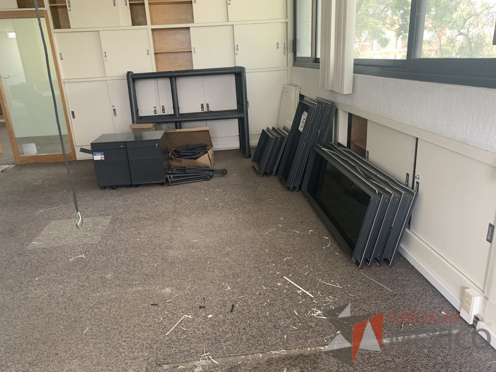 Lote 023 - Estación de trabajo desarmada para 4 personas con cubierta color blanco, separación de mampara de vidrio y 4 archivero de 3 cajones. - Imagen 3